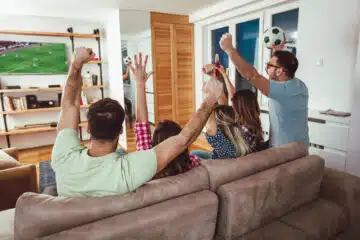 un groupe d'amis devant un match de foot