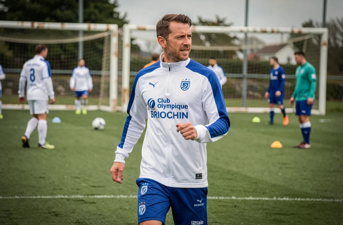 Coach sportif du Club Olympique Briochin dirigeant un entraînement sur le terrain de football à Saint-Brieuc