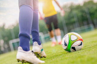 Comment choisir ses crampons Nike en 2026 : terrain, poste et personnalisation ?