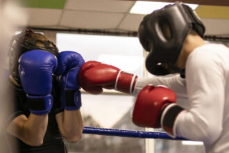 Cours de boxe à Paris : studio collectif ou coach à domicile ?