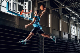 Les secrets des performances spectaculaires des joueurs de basket acrobatique en France !