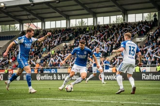 Match du Racing Club de Strasbourg au Stade de la Meinau lors de la saison 2026, joueurs en action sur le terrain